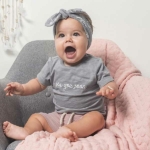 Een gave roze short voor jouw kleintje uit de Wrinckled Pink collectie van Jollein. De tailleband is voorzien van elastiek en een koord. Gemaakt van biologisch katoen. 