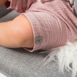 Een gave roze short voor jouw kleintje uit de Wrinckled Pink collectie van Jollein. De tailleband is voorzien van elastiek en een koord. Gemaakt van biologisch katoen. 