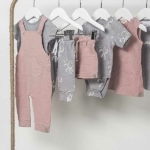 Een gave roze short voor jouw kleintje uit de Wrinckled Pink collectie van Jollein. De tailleband is voorzien van elastiek en een koord. Gemaakt van biologisch katoen. 