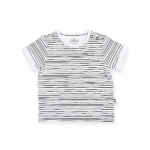 Mooi zomer shirtje voor baby's met toffe print van Jollein. Het witte shirtje heeft een leuke opdruk met zwarte streepjes en komt uit de collectie Stripes van Jollein.