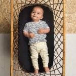 Mooi zomer shirtje voor baby's met toffe print van Jollein. Het witte shirtje heeft een leuke opdruk met zwarte streepjes en komt uit de collectie Stripes van Jollein.