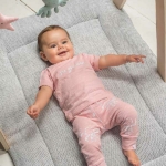 Een leuk setje met een leuke quote op het t-shirtje: See you soon & printjes van octopussen op het broekje uit de collectie Octopus Pink van Jollein.