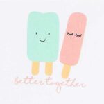 Dit witte t-shirtje met korte mouw is leuk voor in de zomer of in de lente met een vestje erover. Het t-shirtje met leuke opdruk van een vrolijke ijsjes in zachte kleuren en is goed te combineren met de effen broekjes uit de Jollein kledingcollectie. In de schouder van het t-shirtje zitten handige drukknoopjes zodat omkleden lekker makkelijk gaat.