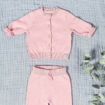 Een mooi fijn gebreid vestje in de kleur roze. Dit vestje komt uit de collectie Pretty Knit Blush Pink van Jollein. Het vestje is voorzien van knoopjes en gemaakt van biologisch katoen.