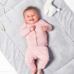 Een fijn gebreid broekje in de kleur roze uit de collectie Pretty Knit van Jollein. Heerlijk zacht en uiterst comfortabel voor je kleintje.
