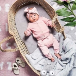 Een mooi fijn gebreid vestje in de kleur roze. Dit vestje komt uit de collectie Pretty Knit Blush Pink van Jollein. Het vestje is voorzien van knoopjes en gemaakt van biologisch katoen.