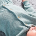 Een mooi fijn gebreid vestje in de kleur zachtgroen. Dit vestje komt uit de collectie Pretty Knit Stone Green van Jollein. Het vestje is voorzien van knoopjes en gemaakt van biologisch katoen.