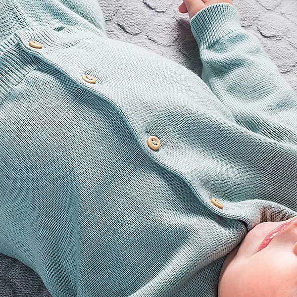 Een mooi fijn gebreid vestje in de kleur zachtgroen. Dit vestje komt uit de collectie Pretty Knit Stone Green van Jollein. Het vestje is voorzien van knoopjes en gemaakt van biologisch katoen.