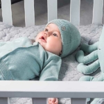 Een mooi fijn gebreid vestje in de kleur zachtgroen. Dit vestje komt uit de collectie Pretty Knit Stone Green van Jollein. Het vestje is voorzien van knoopjes en gemaakt van biologisch katoen.