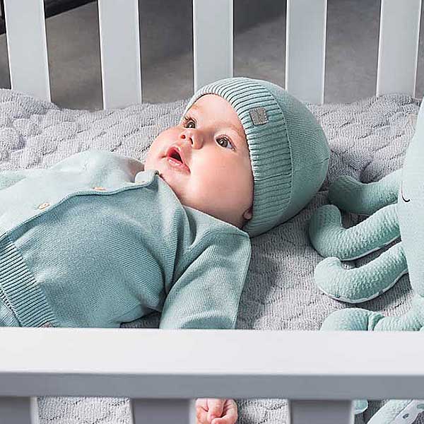 Een mooi fijn gebreid vestje in de kleur zachtgroen. Dit vestje komt uit de collectie Pretty Knit Stone Green van Jollein. Het vestje is voorzien van knoopjes en gemaakt van biologisch katoen.