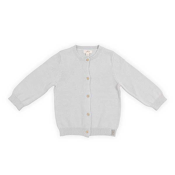 Een mooi fijn gebreid vestje in de kleur grijs. Dit vestje komt uit de collectie Pretty Knit Blush Pink van Jollein. Het vestje is voorzien van knoopjes en gemaakt van biologisch katoen.