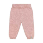 Een fijn gebreid broekje in de kleur roze uit de collectie Pretty Knit van Jollein. Heerlijk zacht en uiterst comfortabel voor je kleintje.