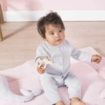 Een fijn gebreid broekje in de kleur lichtgrijs uit de collectie Pretty Knit van Jollein. Heerlijk zacht en uiterst comfortabel voor je kleintje. Het broekje heeft een elastische band met een koordje. 