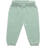 Een fijn gebreid broekje in de kleur groen uit de collectie Pretty Knit van Jollein. Heerlijk zacht en uiterst comfortabel voor je kleintje. Het broekje heeft een elastische band met een boordje.