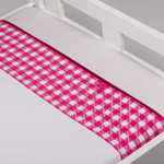 Dit mooie lakentje Abby van het kwaliteitsmerk Briljant Baby is gemaakt van hoge kwaliteit katoen en is voorzien van leuke details. Het heeft een roze bies en een geblokte rand.