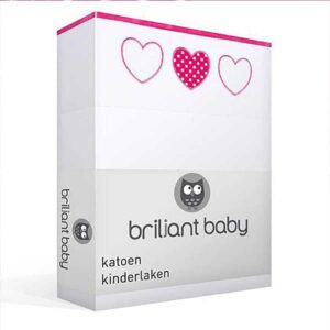 Een leuk wit lakentje met geborduurde hartjes in de kleur roze van het merk Briljant Baby. Een van de hartjes is gevuld met roze stof met stipjes. 