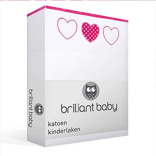 Een leuk wit lakentje met geborduurde hartjes in de kleur roze van het merk Briljant Baby. Een van de hartjes is gevuld met roze stof met stipjes.