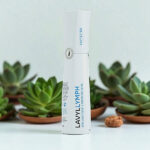 Lavylites Caring and Moisturizing Body Spray in witte flacon met blauwe accenten voor natuurlijke huidverzorging