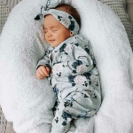 Een heerlijk zacht boxpakje, zonder voetjes, van soepele tricot met een leuke print met rozen & libelles uit de collectie van Little Adventure.