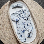 Een heerlijk zacht boxpakje, zonder voetjes, van soepele tricot met een leuke print met rozen & libelles uit de collectie van Little Adventure.