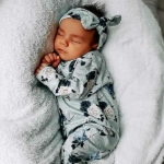 Een heerlijk zacht boxpakje, zonder voetjes, van soepele tricot met een leuke print met rozen & libelles uit de collectie van Little Adventure.