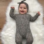 Leuke knoophaarband Leopard Sand uit de collectie van Little Adventure. De ondergrond is zandkleurig met een zwarte luipaardenprint. Geschikt voor meisjes van 0 - 6 maanden. Gemaakt van biologisch katoen.