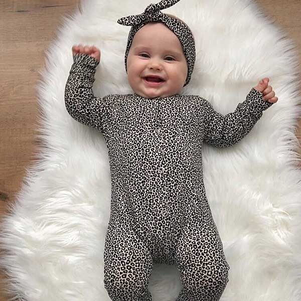 Leuke knoophaarband Leopard Sand uit de collectie van Little Adventure. De ondergrond is zandkleurig met een zwarte luipaardenprint. Geschikt voor meisjes van 0 - 6 maanden. Gemaakt van biologisch katoen.