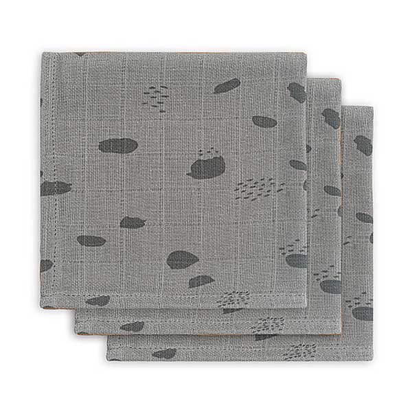 Deze leuke monddoekjes of spuugdoekjes uit de collectie Spot Storm Grey van Jollein, zijn fijn om te gebruiken bij het voeden van de baby. Ze zijn zacht en nemen makkelijk vocht ook. Alle doekjes hebben hetzelfde design.
