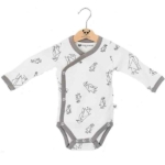 Een leuke crèmekleurige romper met lange mouwen. De randen zijn afgezet met een mooie grijze bies en de romper heeft een leuke print van een pinguïn. Gemaakt van fairtrade katoen.