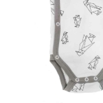 Een leuke crèmekleurige romper met lange mouwen. De randen zijn afgezet met een mooie grijze bies en de romper heeft een leuke print van een pinguïn. Gemaakt van fairtrade katoen.