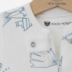 Lekker zacht en comfortabel! Dit boxpakje is heerlijk zacht. Het kan gebruikt worden om in te spelen of als pyjama om lekker in te slapen. Je kan ze gemakkelijk aan- en uittrekken door de drukknoopjes die midden op het pakje zitten en aan de binnenkant van de beentjes.