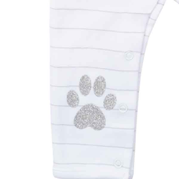Een heerlijk zacht boxpakje in de kleur wit met subtiele print uit de collectie Lucky van Frogs and Dogs. De print is gemaakt in de kleuren lichtgrijs en zilver.