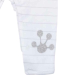 Een heerlijk zacht boxpakje in de kleur wit met subtiele print uit de collectie Lucky van Frogs and Dogs. De print is gemaakt in de kleuren lichtgrijs en zilver.