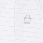 Een heerlijk zacht boxpakje in de kleur wit met subtiele print uit de collectie Lucky van Frogs and Dogs. De print is gemaakt in de kleuren lichtgrijs en zilver.