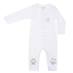 Een heerlijk zacht boxpakje in de kleur wit met subtiele print uit de collectie Lucky van Frogs and Dogs. De print is gemaakt in de kleuren lichtgrijs en zilver.