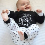 Een leuke zwart/witte pyjama met de tekst "I love you to the Moon and Back". Gemaakt van 100% katoen. Met gebreide boorden. Geschikt voor zowel jongens als meisjes.