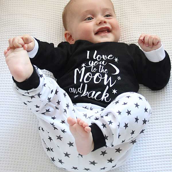 Een leuke zwart/witte pyjama met de tekst "I love you to the Moon and Back". Gemaakt van 100% katoen. Met gebreide boorden. Geschikt voor zowel jongens als meisjes.