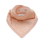 Een bandana slab beschermt de kleertjes van je kindje tegen kwijlen gedurende de dag. Gemaakt in de kleur roze met een trendy slangenprint van het merk Jollein.