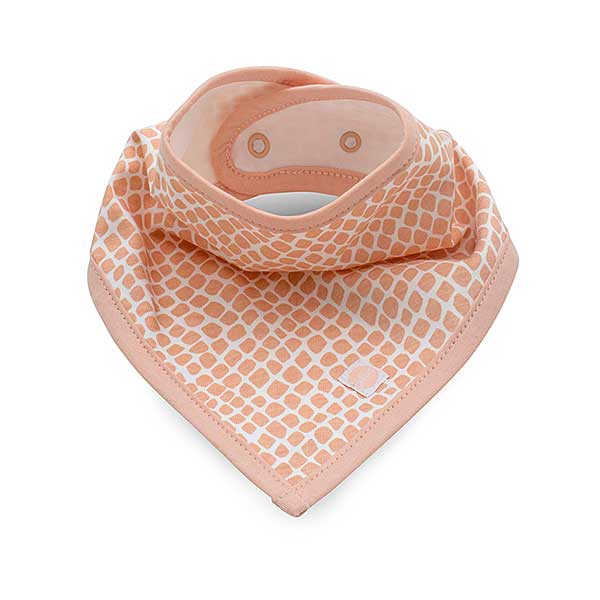 Een bandana slab beschermt de kleertjes van je kindje tegen kwijlen gedurende de dag. Gemaakt in de kleur roze met een trendy slangenprint van het merk Jollein.