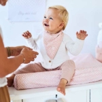 Een bandana slab beschermt de kleertjes van je kindje tegen kwijlen gedurende de dag. Gemaakt in de kleur roze met een trendy slangenprint van het merk Jollein.