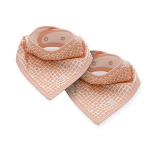 Een bandana slab beschermt de kleertjes van je kindje tegen kwijlen gedurende de dag. Gemaakt in de kleur roze met een trendy slangenprint van het merk Jollein.