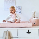 Een bandana slab beschermt de kleertjes van je kindje tegen kwijlen gedurende de dag. Gemaakt in de kleur roze met een trendy slangenprint van het merk Jollein.