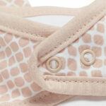 Een bandana slab beschermt de kleertjes van je kindje tegen kwijlen gedurende de dag. Gemaakt in de kleur roze met een trendy slangenprint van het merk Jollein.