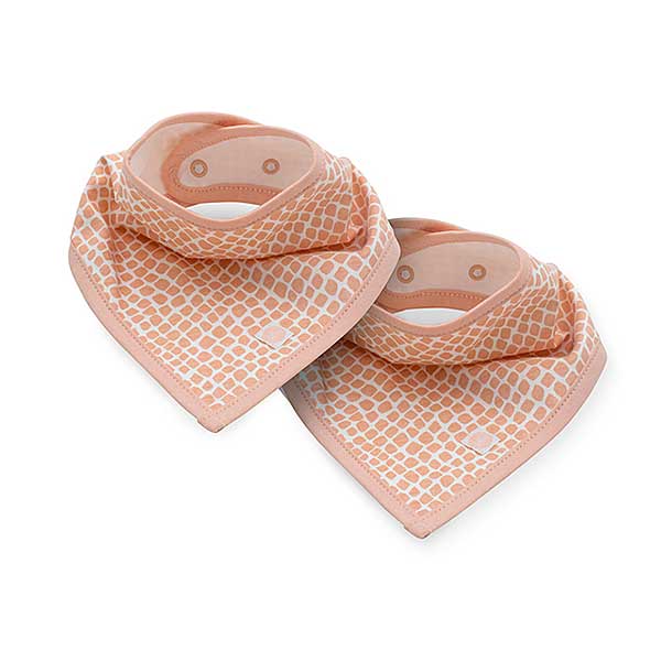 Een bandana slab beschermt de kleertjes van je kindje tegen kwijlen gedurende de dag. Gemaakt in de kleur roze met een trendy slangenprint van het merk Jollein.