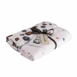 Handige en zachte hydrofiele multidoeken/swaddles van Briljant Baby met het design Africa Blue.  Bestaand uit 2 designs: 1x met een eigentijdse panterprint in de kleuren bruin & blauw & 1x met vlekken in de kleur bruin en blauw