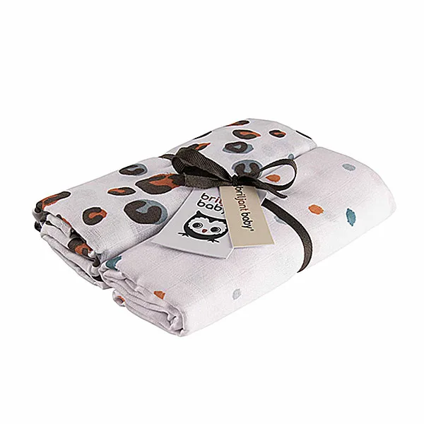Handige en zachte hydrofiele multidoeken/swaddles van Briljant Baby met het design Africa Blue. Bestaand uit 2 designs: 1x met een eigentijdse panterprint in de kleuren bruin & blauw & 1x met vlekken in de kleur bruin en blauw