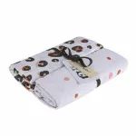 Handige en zachte hydrofiele multidoeken/swaddles van Briljant Baby met het design Africa Pink. Bestaand uit 2 designs: 1x met een eigentijdse panterprint in de kleuren bruin & roze & 1x met vlekken in de kleur bruin en roze.