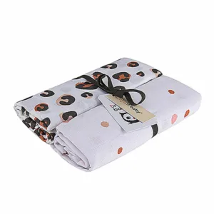 Handige en zachte hydrofiele multidoeken/swaddles van Briljant Baby met het design Africa Pink.  Bestaand uit 2 designs: 1x met een eigentijdse panterprint in de kleuren bruin & roze & 1x met vlekken in de kleur bruin en roze.