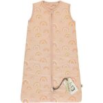 Een mooie en makkelijke slaapzak zonder mouw van Briljant Baby in het design Rainbow Pink. Deze slaapzak heeft een leuke print van regenboogjes in de kleuren roze, wit & okergeel.