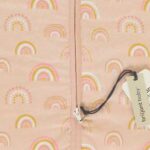 Een mooie en makkelijke slaapzak zonder mouw van Briljant Baby in het design Rainbow Pink. Deze slaapzak heeft een leuke print van regenboogjes in de kleuren roze, wit & okergeel.